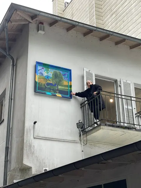 Balkon mit Ruhrblick: Brigitte Zipp hat ein buntes Werk der Ruhrlandschaft an ihr Atelier Delle 54-60 (gegenüber dem CASINO) gehängt - "Kunst im öffentlichen Raum" | Foto: Mülheimer Kunstverein KKRR