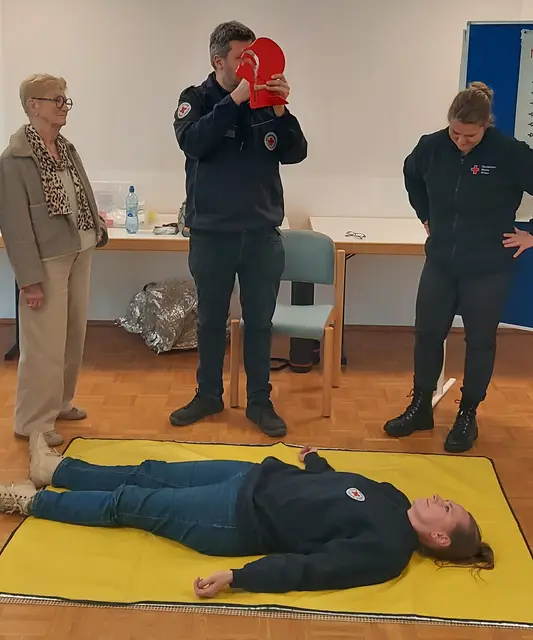 Thorsten Busse (Bild Mitte) und seine Frau Jessica 
(liegend) gaben Tipps zur richtigen Lagerung von Verunfallten und...