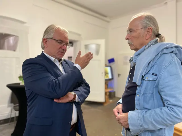 Reinhard Fingerhut - hier im Gespräch mit Marc Buchholz zeigt in der RuhrGallery seine Werke zum Thema "Grundgesetzt" auch am 8. und 9. November 2025 jeweils von 14 bis 19 Uhr | Foto: Mülheimer Kunstförderverein Rhein-Ruhr - KKRR