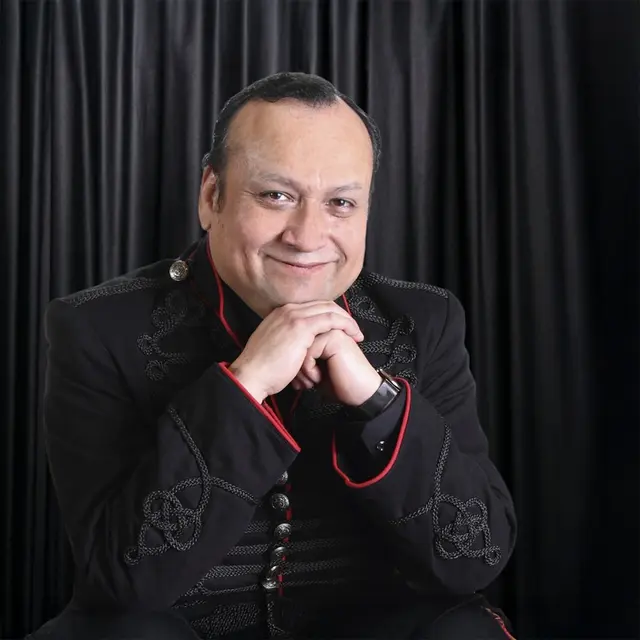 Julio Arancibia (im Bild) und Anja David geben am Sonntag in der Hamborner Friedenskirche ein berauschendes Klavierkonzuert.
Foto: https://musikschule-in-detmold.de
