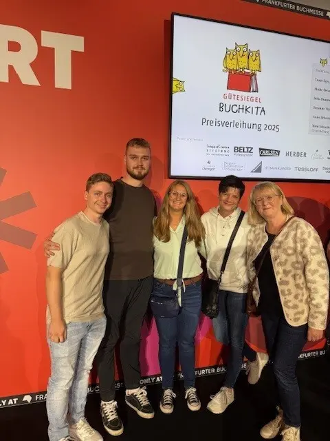 Das Gütesiegel Buchkita holte sich das Team der Erzieher von St. Josef in Frankfurt bei der Buchmesse persönlich ab. Foto: KiTa St. Josef
