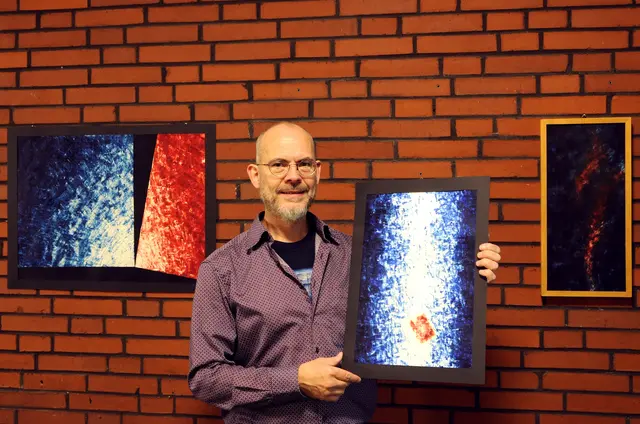 Das Foto zeigt Volker Nies beim Aufbau der Ausstellung im Gemeindezentrum an der Gustav-Adolf-Straße.
Foto: www.hochfeld-neudorf.de).  
