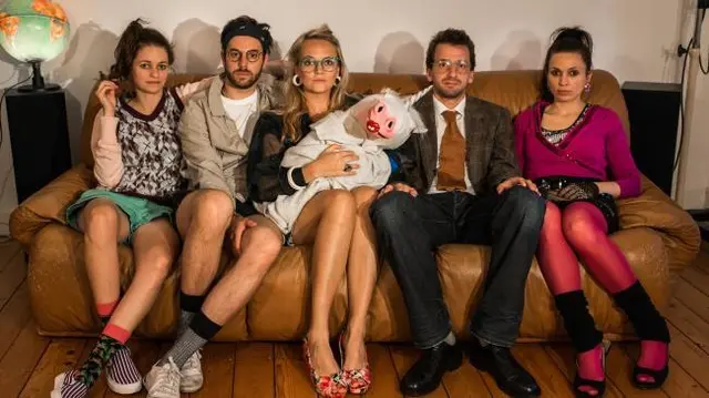 Snowfall in June klingen so, als hätten Britney Spears und H.P. Baxxter eine Metal-Band gegründet, die bei MTV unplugged ihre Songs performen darf:
Tanzbarer Indie-Pop-Rock, zu dem man wunderbar mit dem Popo wackeln kann. Die Melodien gehen ins Ohr, die mehrstimmigen Gesänge unter die Haut. Snowfall in June spielten bereits beim Film-Food-Festival in Münster, bei Kemnade in Flammen und beim Pfingst Open Air in Heiligenhafen. Am Freitag, 14. November, kommen sie ins Wohnzimmer GE. Konzertbeginn: 20 Uhr. Foto: Klara Gockel
