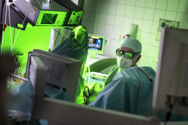 Bei der Führung durch die Urologische Ambulanz stellt Prof. Dr. Andreas Wiedemann auch die Behandlung mit dem GreenLight-Laser vor. 