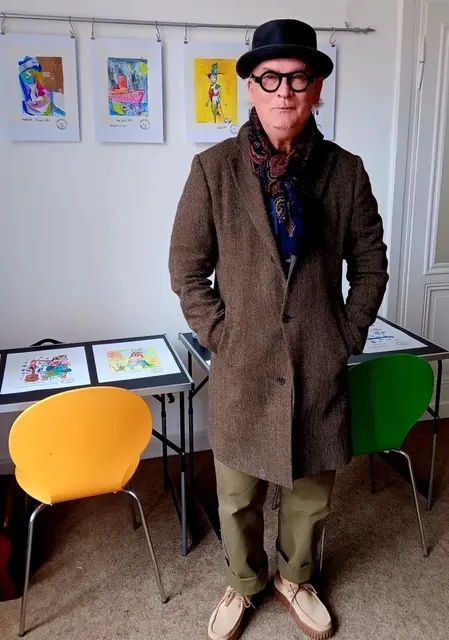  "Die Welt ist ein Fest voller Farben – und Mülheim eben auch.“ sagt der Autor und Zeichner Bernd Kirstein - hier in seinem Atelier in der Villa Artis in Mülheim
 | Foto: Maria Zerren / Mülheimer Künstler*innenbund MKB