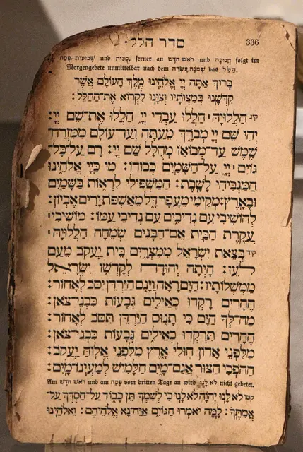 Jüdisches Gebetbuch mit Brandspuren. Foto: Stadt Menden