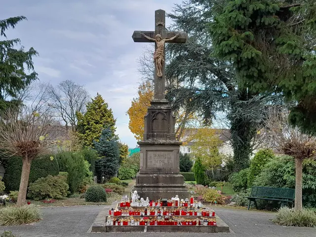 Teure letzte Ruhestätte: Wer einen geliebten Menschen verliert, muss nicht nur Trauer bewältigen, sondern auch hohe Kosten stemmen. Die Friedhofsgebühren in Nordrhein-Westfalen steigen weiter, wie der Bund der Steuerzahler NRW in seinem jährlichen Vergleich unter den 30 Großstädten festgestellt hat. | Foto: Filippou