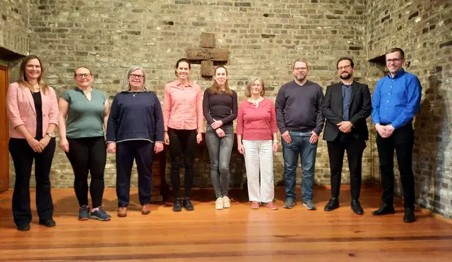Das Foto zeigt den Chor "Joyful Noise" mit dessen Leiter Andreas Lüken (rechts im Bild).
Foto: www.ekadu.de
