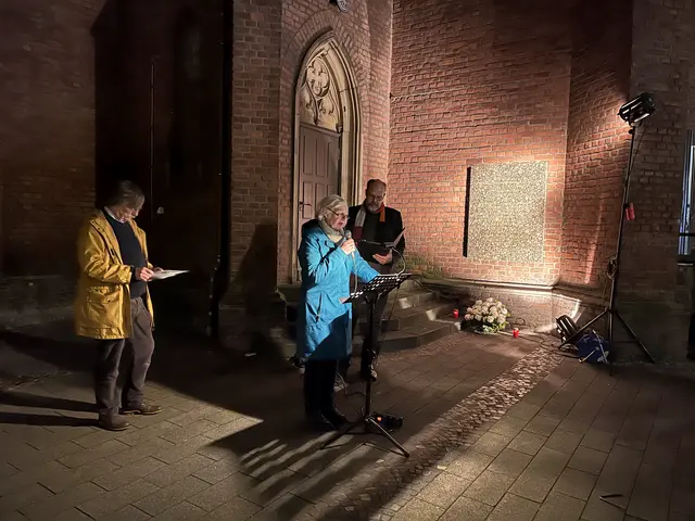 Dieses Foto und das folgende stammen von der Mahnwache 2023 zum Gedenktag 9. November vor der Pauluskirche in Duisburg Hochfeld.
Foto: Sören Asmus
