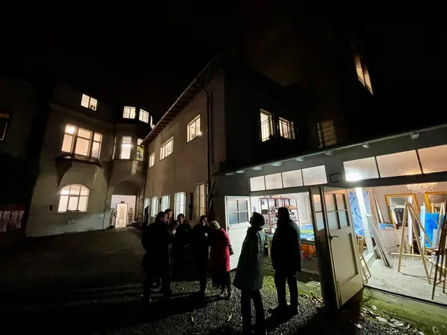 Besucher vor dem "Amt für weiterbildende Fantasie" in der Ruhrtalstadt Mülheim
ÖPNV: "Mülheim-Stadtmitte"
NAVI:   "Delle 54"
EINTRITT und PARKEN: "frei" | Foto: Kunstverein und Kunstförderverein Rhein-Ruhr - KKRR