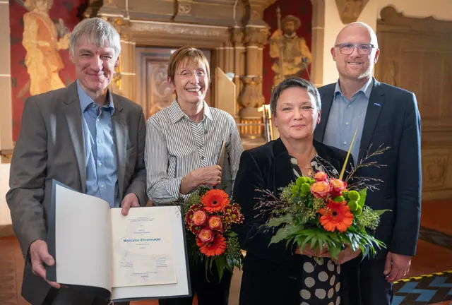 Dankbarkeit und Freude bei der Verleihung der Mercator Ehrennadel im Duisburger Rathaus an Thorsten Fischer, Margarete Jäger und Sabine Haustein durch Oberbürgermeister Sören Link (v.j.).
Foto: Tanja Pickartz / Stadt Duisburg