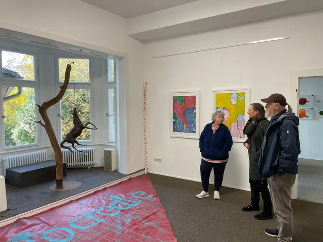 Spannende Einblicke - hier u.a. Installationen von JOTT KAA und Janet Kempgen vor Malerei von Reinhard Fingerhut - hinten rechts im Raum "Picasso"  Fotografien von Bernd Pirschtat als Hommage an Joseph Beuys | Foto: Kunstverein und Kunstförderverein Rhein-Ruhr - KKRR