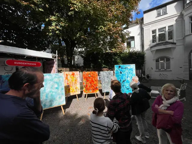 Große Auswahl für die unterschiedlichsten Geschmäcker - Kleinformat und Großformat - alles ist zu bewundern bei der Aktion Kunstblicke 2025 in der VILLA ARTIS in der "kleinen" Ruhrstraße / Ecke Delle - am Innenstadtpark "Ruhranlage" | Foto: Kunstverein und Kunstförderverein Rhein-Ruhr - KKRR