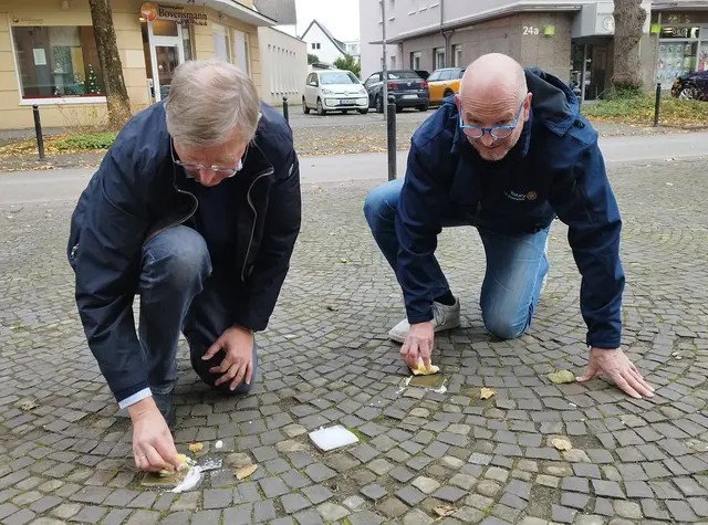 Mitglieder des Rotary Clubs nahmen mit viel Hingabe und Respekt die Reinigung der Stolpersteine in Angriff.  | Foto: Rotary Club
