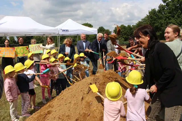 Aus der Serie: Vom ehemaligen  „Gelände des Sole- und Freizeitbades“ zur „Massener Halde“ | Foto: Archiv © Jürgen Thoms - 