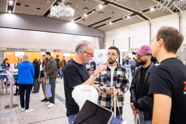 Viele Studierende nutzen das Angebot, auf der Karrieremesse „meet@fh-dortmund“ mit Unternehmen ins Gespräch zu kommen. An allen Infoständen herrschte reger Betrieb.  | Foto: FH Dortmund / Roland Baege