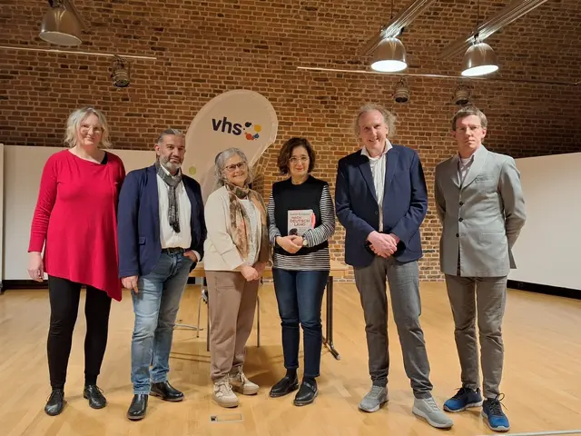 v.l.: Eva Korn, Cihan Sahrica (Integrationsrat), Dr. Jasmin Kesseler (Bahá'í-Gemeinde), Isabel Schayani, Andreas Brinkmann und Sebastian Kleiber-Lampe. | Foto: vhs Wesel-Hamminkeln-Schermbeck