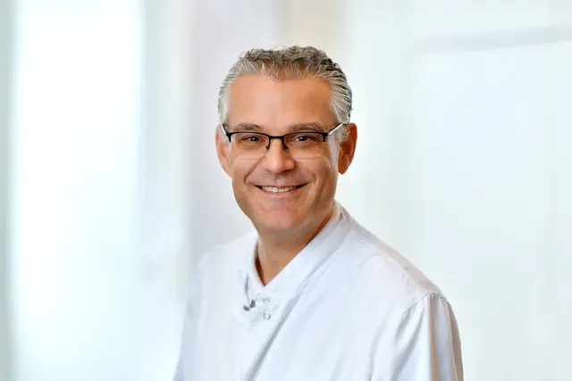 Chefarzt Dr. Ali Halboos | Foto: Volker Beushausen