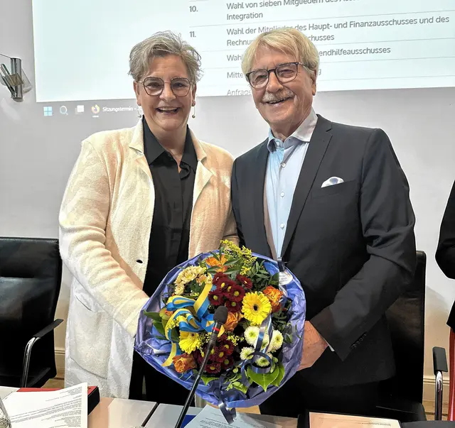 Nach der Vereidigung: Bürgermeisterin Melanie Witte-Lonsing und Gerhard Nöllenberg (Dienstältestes Ratsmitglied). Foto: Stadt Hattingen