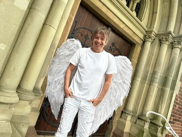 Michael Wurst bringt das musikalische Weihnachtsmärchen "Der kleine Engel" nach Hattingen. Foto: M. Wurst