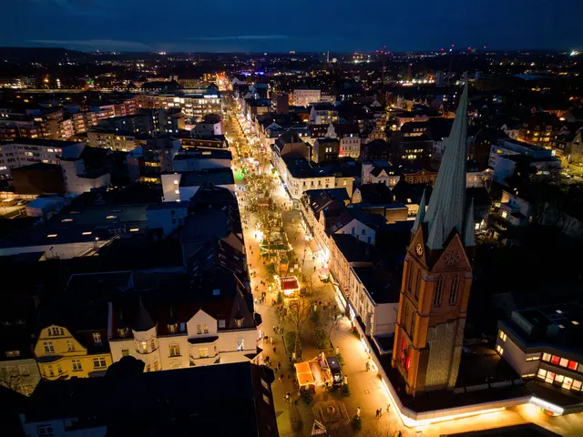 Ein Dutzend weihnachtlich geschmückte Stände laden in der Herner Innenstadt zum gemütlichen Bummeln und Schlemmen ein | Foto: Stadtmarketing Herne/Hanjo Schumacher