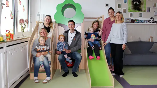 Kinder und Mitarbeitende der Waschbärengruppe: Die Erzieherinnen Katrin Altjohann und Natalie Piehl, Hendrik Schulze Buxlon mit Tochter Ina, Sonja Knippschild mit Tochter Ella sowie die Erzieherinnen Sandra Bente und Tatjana Fast. Foto: Stadt Sprockhövel
