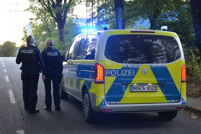 Symbolbild Streifenwagen mit zwei Polizistinnen | Foto: Polizei Mettmann