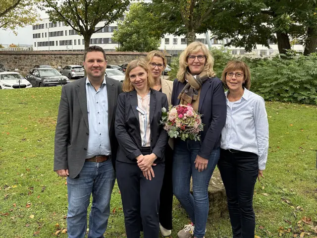 Elke Kuhnen (2.v.r.) freut sich über die Glückwünsche ihrer Kolleginnen und Kollegen zum Dienstjubiläum: v.l. Dennis Ratzer, Sandra Tribuzio, Andrea Schulte und Beate Plückelmann.