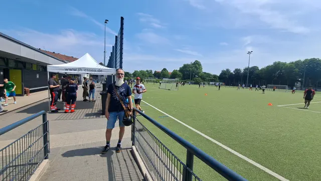 Der Altenessener Ratsherr der Grünen auf der Sportanlage Bäuminghausstrasse, die sehr zentral neben dem Bahnhof Altenessen liegt. Hier wird nicht nur schweisstreibend Sport und Wettkampf betrieben, sondern genauso intensiv für den inneren Zusammenhalt des Stadtteils gearbeitet. | Foto: Walter Wandtke