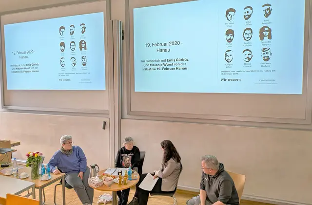 Prof. Dr. Emra Ilgün-Birhimeoğlu (r.) im Gespräch mit Emiş Gürbüz (M.) und Melanie Wurst von der Initiative 19. Februar Hanau. | Foto: FH Dortmund / Benedikt Reichel