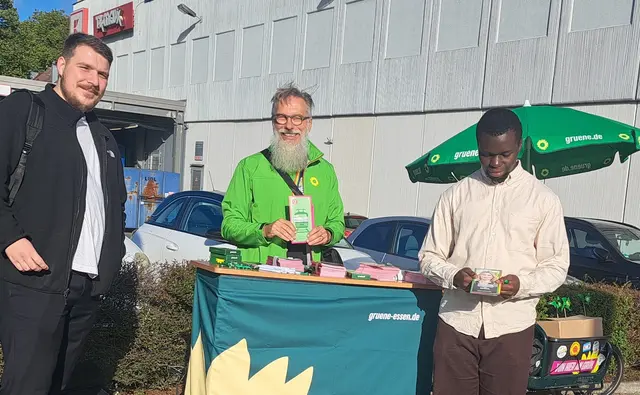 An einem Infostand zur Kommunalwahl in Altenessen - Roman Snegur kämpft hier noch um Stimmen für die Linke, Markus Spitzer-Pachel für ein Mandat als grüner Ratsherr und Travis Oswald als  grüner Direktkandidat für Karnap. In der neuen Fraktionsgemeinschaft für die BV 5 sind aber viele gemeinsame Ziele vorgesehen. | Foto: Walter Wandtke