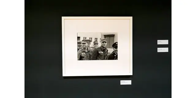 Titel: Elvis Presley in Friedberg, Hessen von Fotograf Robert Lebeck

Bild aus Artikel im Lokalkompass:“Fotografie. Astonish me! Fotografie aus der Sammlung Koetzle – neue Ausstellung in der Städtischen Galerie Iserlohn.“