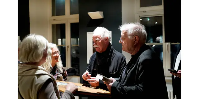 Titel:  Ausstellungskurator Hans-Michael Koetzle beim Bücher signieren 
Bild aus Artikel im Lokalkompass:“Fotografie. Astonish me! Fotografie aus der Sammlung Koetzle – neue Ausstellung in der Städtischen Galerie Iserlohn.“