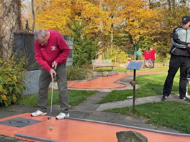 An Bahn 13 schlägt Herbert Otto.