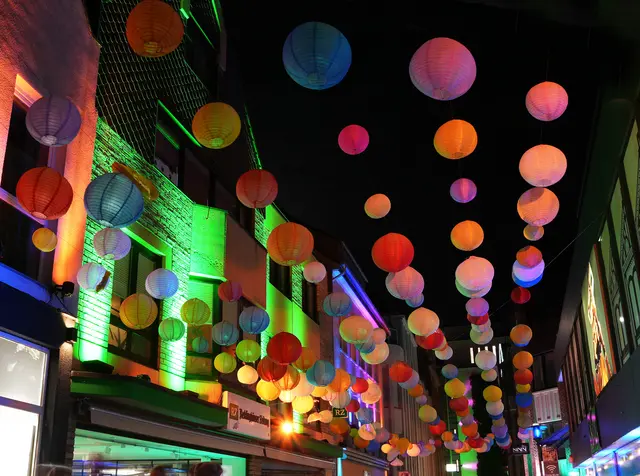 In der Große-Geld-Straße schweben bunte Ballons über den Besuchern.