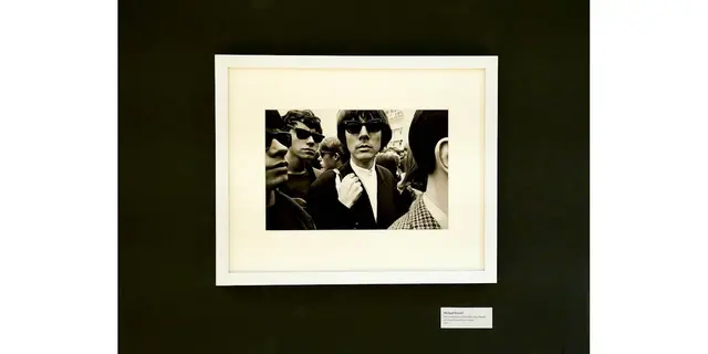 Titel: Der österreichische Schriftsteller Peter Handke auf einem Beatles-Konzert von Fotograf Michael Friedel

Bild aus Artikel im Lokalkompass:“Fotografie. Astonish me! Fotografie aus der Sammlung Koetzle – neue Ausstellung in der Städtischen Galerie Iserlohn.“