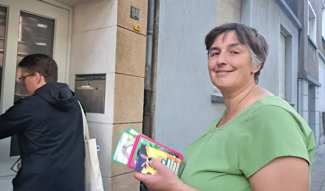 Tanja Toure, die neugewählte Bezirksvertreterin der Grünen im Stadtbezirk 6 - Zollverein - hier noch vor ihrer Wahl beim Haustürwahlkampf im essener Norden. | Foto: Walter Wandtke