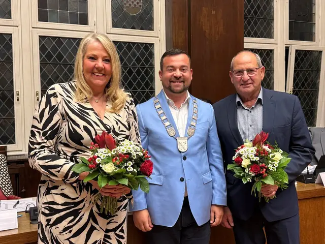 Von links: Bianca Dausend, Bürgermeister Dimitrios Axourgos und Hans Haberschuss.
 | Foto: Stadt Schwerte / Ann-Kathrin Neumann