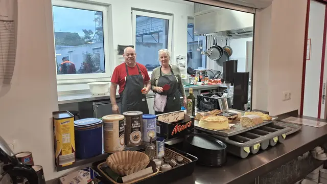 Gaitano Virgo und Annette Rux arbeiten ehrenamtlich im Café Immi. | Foto: Gerling