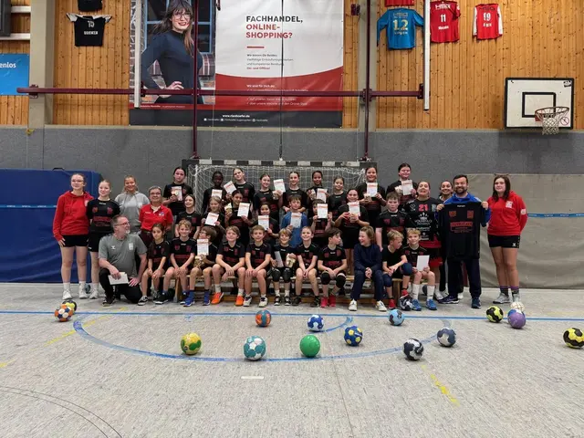 Bürgermeister Dimitrios Axourgos unterstützte neulich das Jugendtraining der HSG Schwerte/Westhofen.
 | Foto: Stadt Schwerte / Ann-Kathrin Neumann