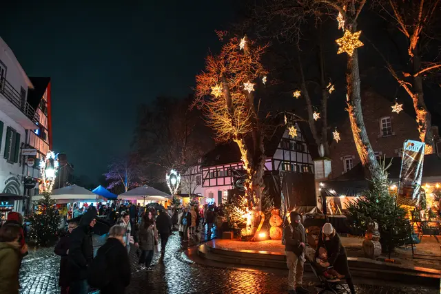 Die Monheimer Altstadt lädt am 3. und 4. Advent zum traditionellen Weihnachtsmarkt. | Foto: Stadt Monheim