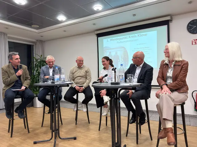 Andreas Gebbink (NRZ-Redaktionsleiter), Dr. Hans-Georg Behler (Katholisches Klinikum Karl Leisner), Georg Foitzek (Ärztekammer Nordrhein, Hildegard Arntz (Kassenärztliche Vereinigung), Manrico Beissel (AOK Rheinland), Sabine de Ridder (LVR Klinik Bedburg-Hau), = Podium von links nach rechts