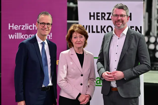 Rund 300 Gäste besuchten den Wirtschaftsempfang  und erlebten einen kurzweiligen Abend. Das Bild zeigt (v.l.) Gerald Flanz, Head of Regional Sales Deutsche Bank und Postbank, Wirtschaftsclub-Vorsitzende Uta Heinrich und Bürgermeister Thomas Terhorst.

© Stadt Marl / R. Deinl