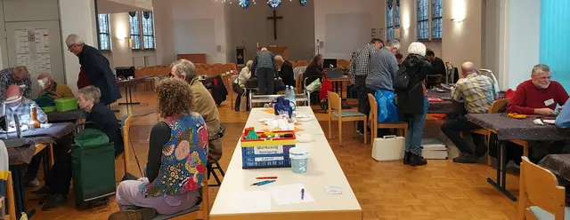 An zahlreichen Tischen wurden im Jakobus Gemeindehaus defekte Geräte aufgeschraubt, nach der Fehlerquelle gesucht und…