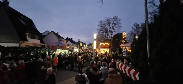 Der Baumberger Nikolausmarkt ist ein besonderer Treffpunkt in der Vorweihnachtszeit.  | Foto: Gerling