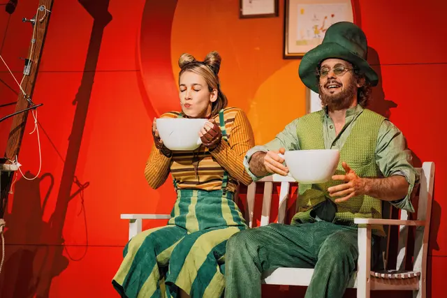 Seitdem der kleine freche Katerjunge Findus beim alten Pettersson wohnt, erleben die beiden jeden Tag neue Abenteuer auf ihrem Hof. Besonders gerne jagt Findus die Hühner und ärgert sie. Die Idylle wird gestört, als der Hahn vom Nachbarhof zu ihnen flüchtet, weil der alte Gustavsson ihn in den Kochtopf stecken will. Pettersson hat Mitleid mit dem Flüchtling und nimmt ihn kurzerhand bei sich auf. Die Kinderoper „Pettersson und Findus und der Hahn im Korb“ von Niclas Rahmdor nach dem gleichnamigen Kinderbuch von Sven Nordqvist am Musiktheater im Revier läuft am 18., 22. Und 23. November. Weitere Termine bis Jahresende. Foto: Zoran Varga