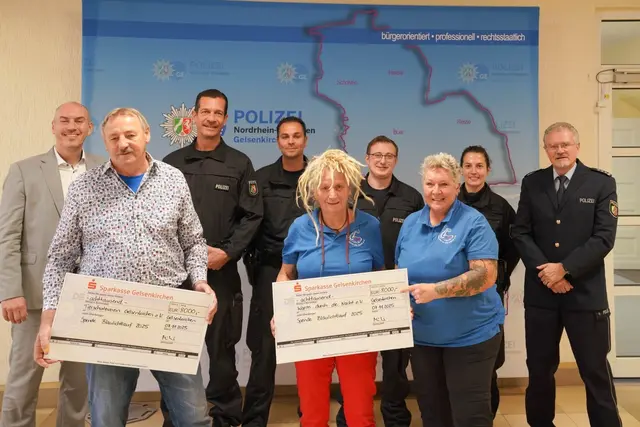 Übergabe der Spendenschecks im Polizeipräsidium v.l.: Polizeipräsident Tim Frommeyer, Bernd Reddig (Tierschutzverein Gelsenkirchen), Tobias Szech (Leiter 8. BPH), Manuel Krumteich (8. BPH), Petra Bec (Warm durch die Nacht e.V.), Robin Josefowicz (8. BPH), Martina Krone (Warm durch die Nacht e.V.), Jale Müller (8. BPH), Jörg Klink (GdP, Kreisgruppe GE) | Foto: Polizei Gelsenkirrchen 