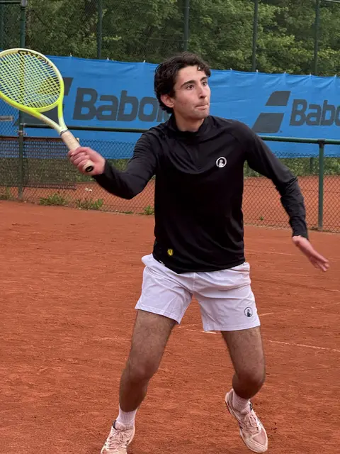 Maximilian Jacob gewann das Spitzeneinzel in der 2. VL souverän mit 6:2, 6:3 für den NBV. | Foto: Ihlo (Netzballverein)
