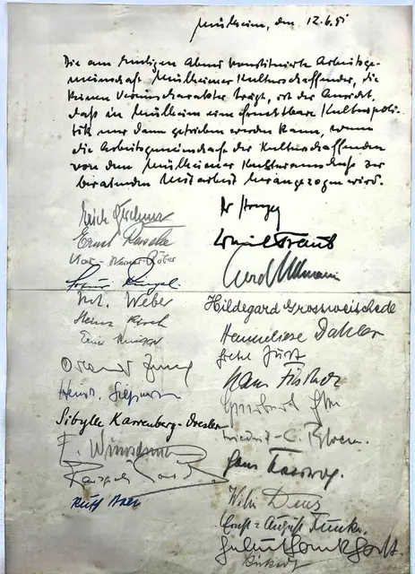 Freie Kunstakteure in Mülheim ohne Vereinsbindung
Musik, Tanz, Theater, Bildende Kunst legten schon 1951 Wert darauf einbezogen zu werden in Bürgervertretung (Kulturausschuss der Stadt Mülheim) viele heute noch "gesuchte" Kunstakteure hatten damals unterschrieben.


 
Mülheim, den 12.6.51 
Die am heutigen Abend konstituierte Arbeitsgemeinschaft Mülheimer Kulturschaffender, die keinen Vereinscharakter trägt, ist der Ansicht, dass in Mülheim eine fruchtbare Kulturpolitik nur dann getrieben werden kann, wenn die Arbeitsgemeinschaft der Kulturschaffenden von dem Mülheimer Kulturausschuss zur beratenden Mitarbeit herangezogen wird. 
Unterschriften:  | Foto: Archiv Kunstverein und Kunstförderverein Rhein-Ruhr - KKRR, Ruhrstr. 3, 45468 Mülheim-Stadtmitte