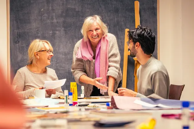 Unter dem diesjährigen Motto „Irgendwo verborgen…“ schufen die Teilnehmenden des N8-Ateliers Collagen mit Unterstützung der Künstlerin Ulrike Meyer (Mitte) und der Kunsttherapeutinnen des St. Marien Hospital Eickel.des St. Marien Hospital Eickel.  | Foto: St. Elisabeth Gruppe – Katholische Kliniken Rhein-Ruhr 